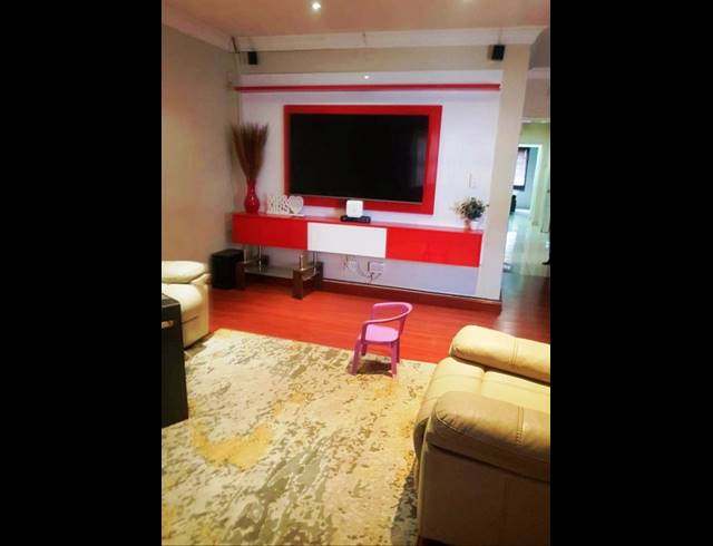 4 BEDROOM HOUSE FOR SALE IN LENASIA EXT 10